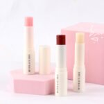 مرطب شفاه مع لون سحري