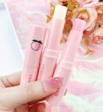 مرطب شفاه مع لون بالخوخ